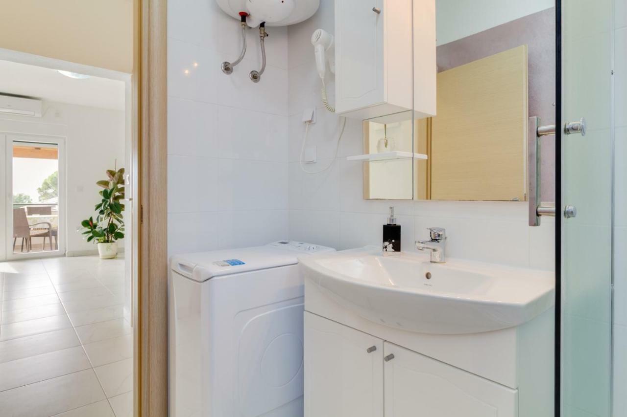 Apartments Tonka Near Beach And Sea Πούλα Εξωτερικό φωτογραφία