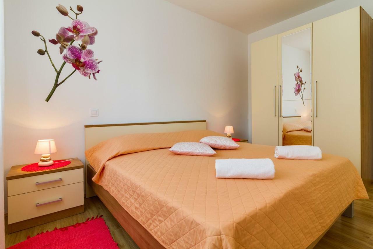 Apartments Tonka Near Beach And Sea Πούλα Εξωτερικό φωτογραφία