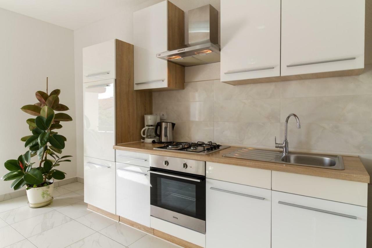 Apartments Tonka Near Beach And Sea Πούλα Εξωτερικό φωτογραφία