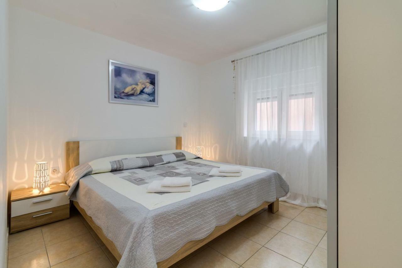 Apartments Tonka Near Beach And Sea Πούλα Εξωτερικό φωτογραφία