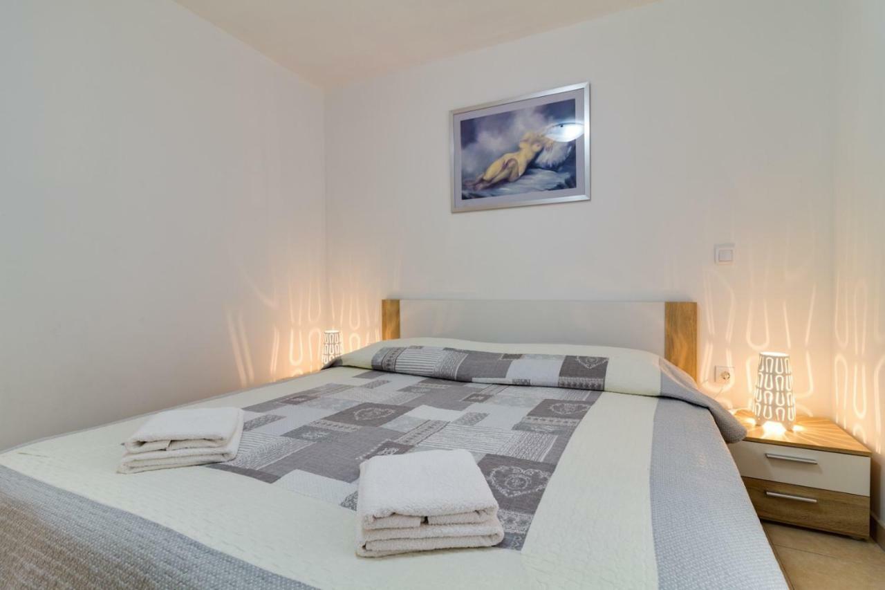 Apartments Tonka Near Beach And Sea Πούλα Εξωτερικό φωτογραφία