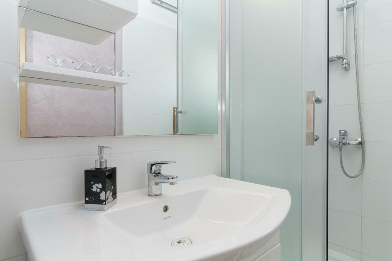 Apartments Tonka Near Beach And Sea Πούλα Εξωτερικό φωτογραφία